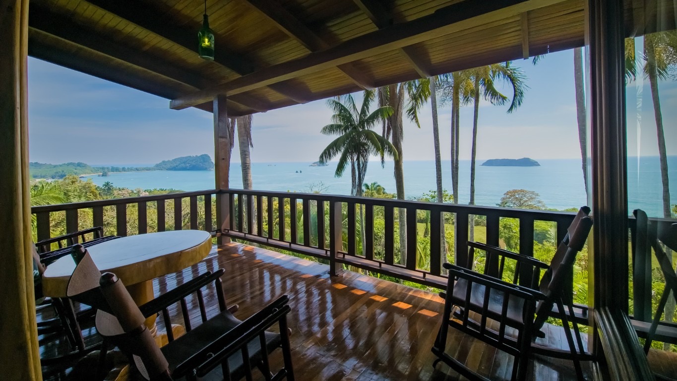 Alojamientos únicos del mundo: 35 lugares para tu bucket list en 2026 57 Terraza del Hotel Costa Verde sobre la selva costarricense