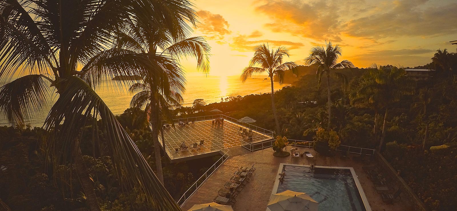 Alojamientos únicos del mundo: 35 lugares para tu bucket list en 2026 59 Atardecer sobre Manuel Antonio