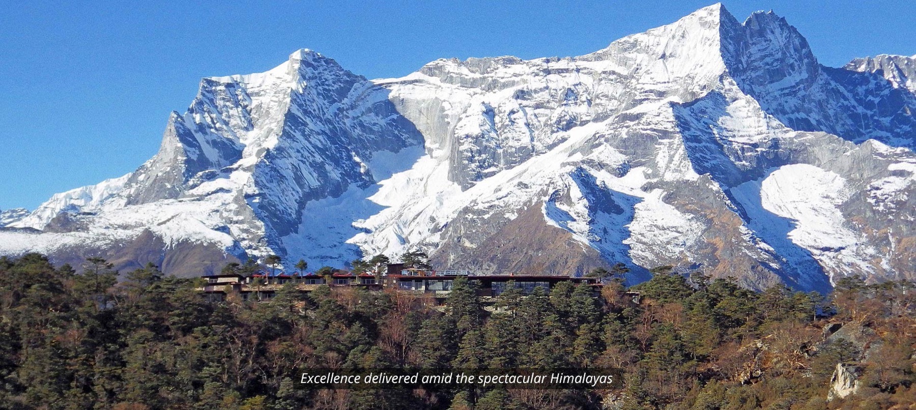 Alojamientos únicos del mundo: 35 lugares para tu bucket list en 2026 41 Panorámica del Everest desde la terraza del hotel