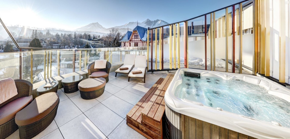 Nejlepší hotely s vířivkou na pokoji v ČR a na Slovensku 26 Privátní vířivka na terase apartmá Mária Terézia s výhledem na Tatry, Hotel Lomnica