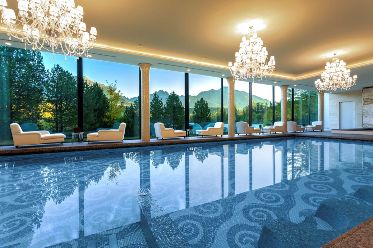 Nejlepší hotely s vířivkou na pokoji v ČR a na Slovensku 25 Spa bazén s výhledem na Vysoké Tatry v Grand Hotelu Kempinski High Tatras