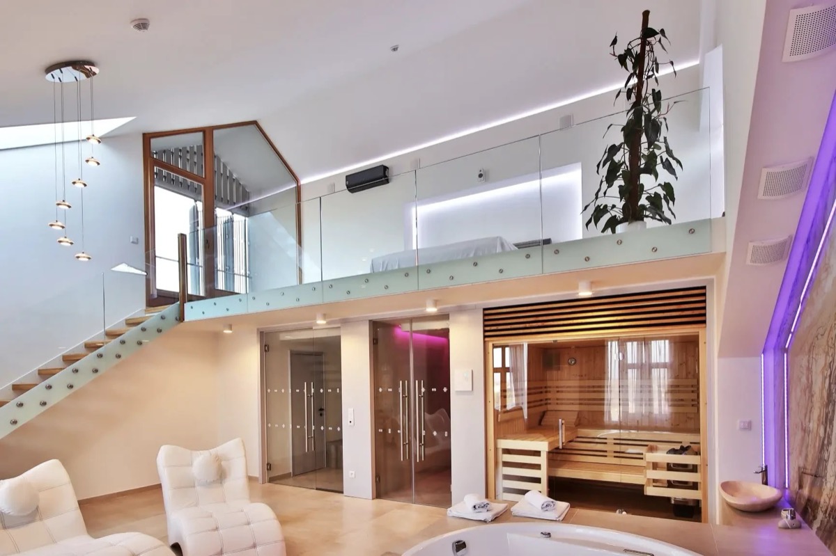 Nejlepší hotely s vířivkou na pokoji v ČR a na Slovensku 3 Finská sauna a mezonetové patro s postelí ve wellness pokoji OREA Hotel Arigone Olomouc