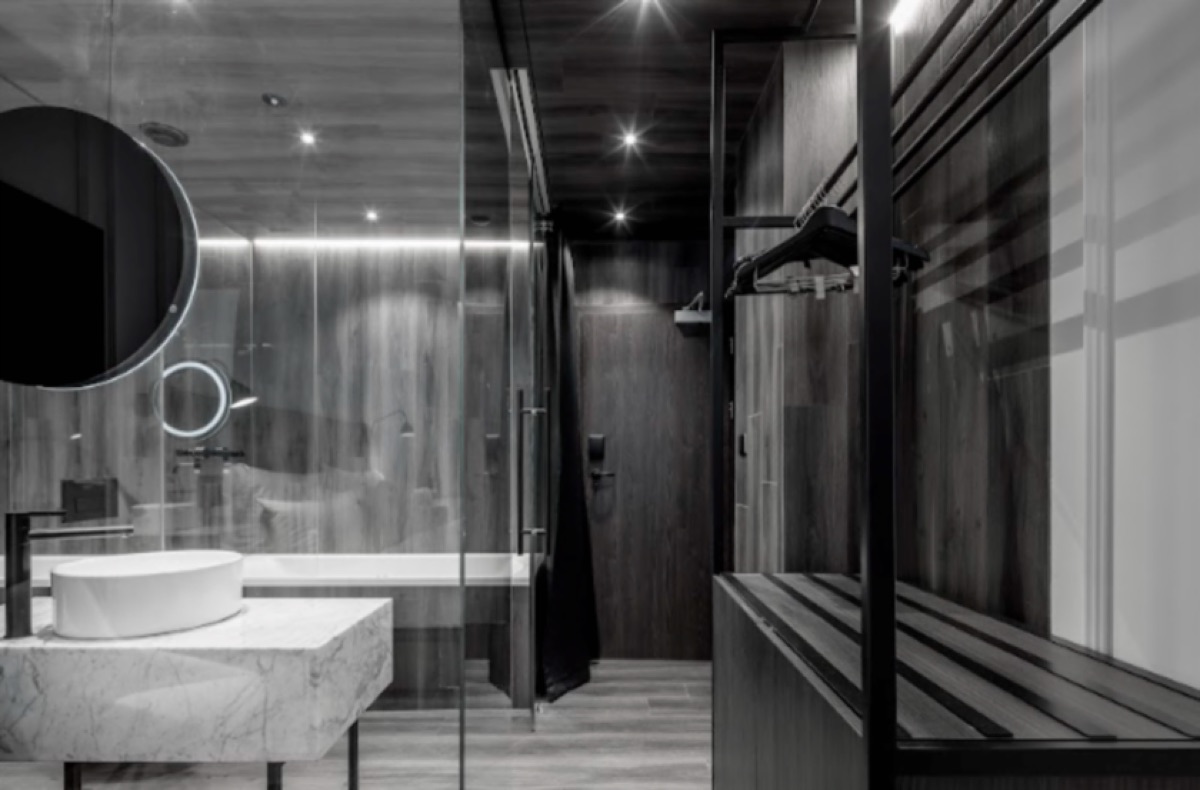 Nejlepší hotely s vířivkou na pokoji v ČR a na Slovensku 6 Designová koupelna s vanou v pokoji Pytloun Boutique Hotel Prague