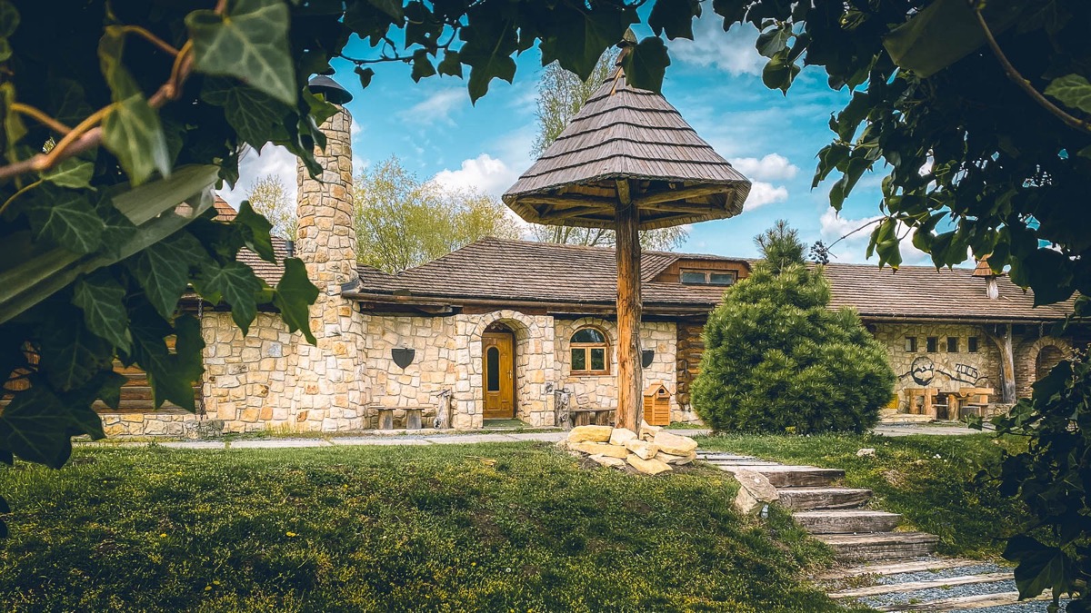 Nejlepší hotely s vířivkou na pokoji v ČR a na Slovensku 8 Kamenné a roubené domky Resortu Svět v Úžicích u Prahy