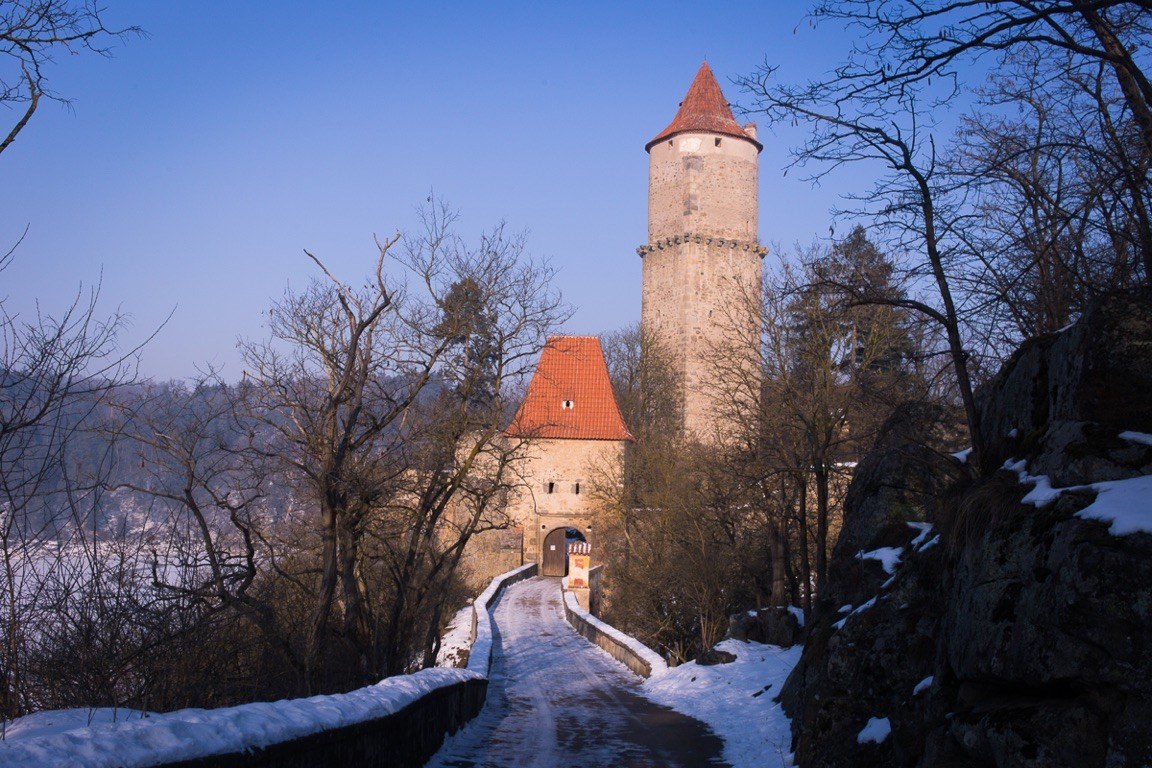 Gite nei dintorni di Písek: 30 idee tra castelli, laghi e torri panoramiche 14 Il castello di Zvíkov con il sentiero innevato verso la porta in inverno