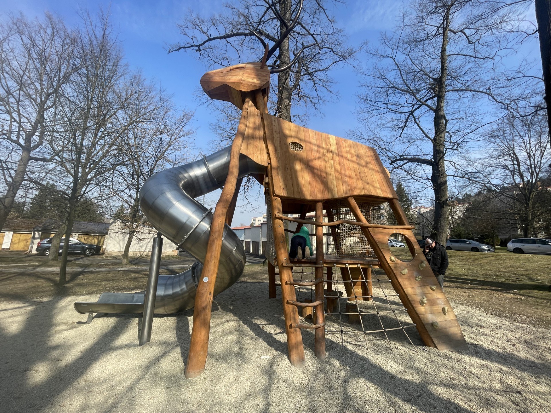 Písek con i bambini: 44 consigli di una mamma del posto per il 2026 19 Cervo di legno con scivolo nel parco giochi Na Trubách a Písek
