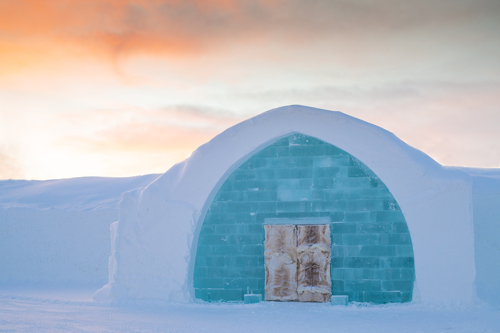 Alojamientos únicos del mundo: 35 lugares para tu bucket list en 2026 2 Hotel de hielo ICEHOTEL en Jukkasjärvi al atardecer