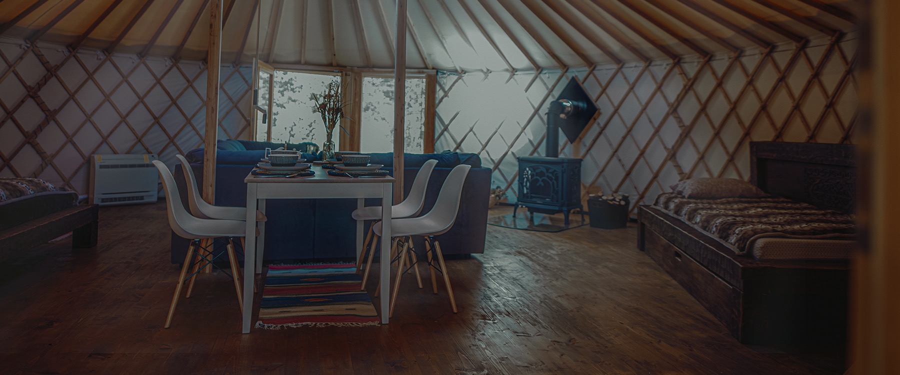 Alojamientos únicos del mundo: 35 lugares para tu bucket list en 2026 71 Interior de la yurta en Beskydy
