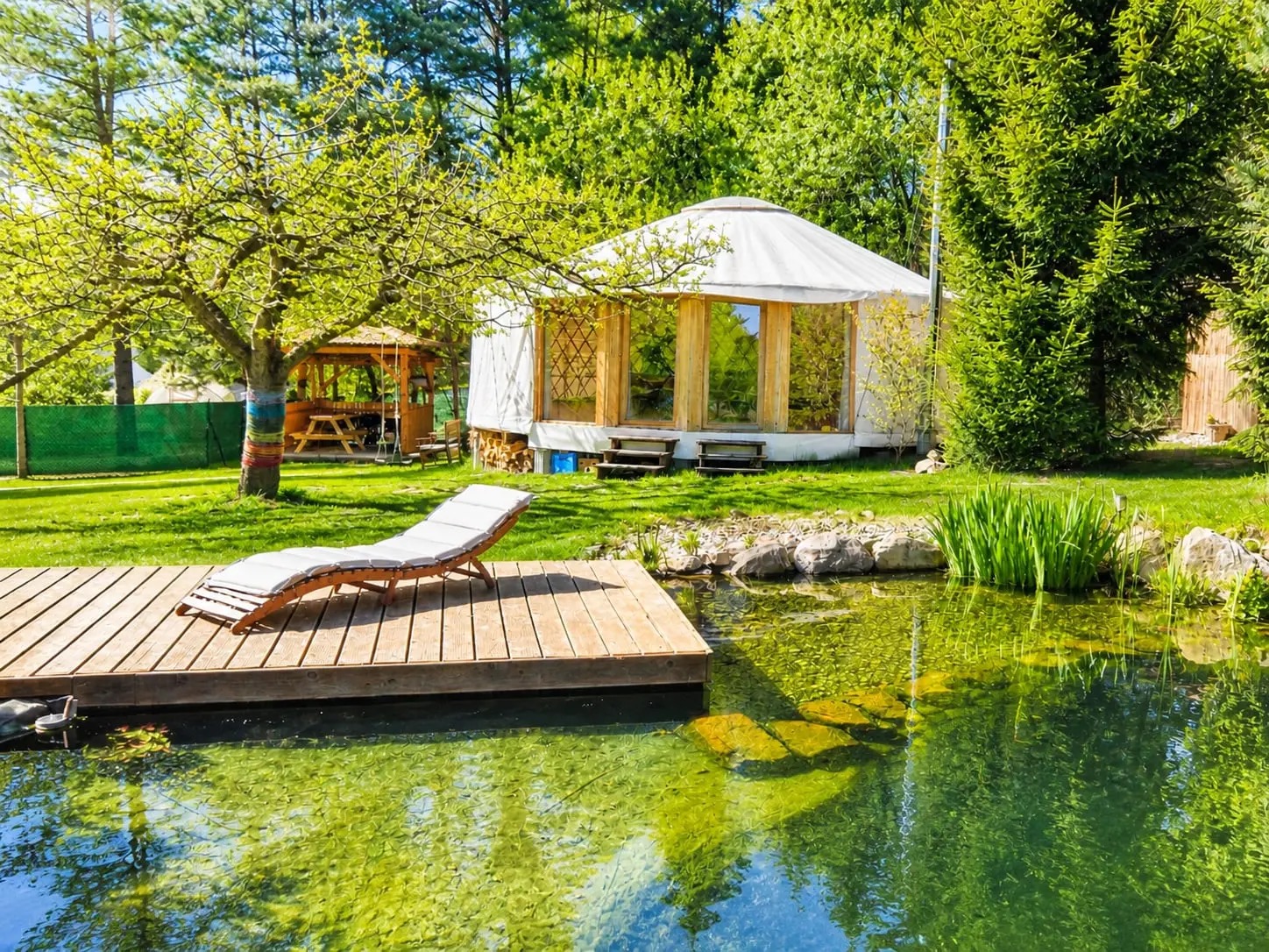 Glamping Tschechien: 34 beste Orte für 2026 1 Jurte mit Terrasse am natürlichen Badeteich im tschechischen Glamping