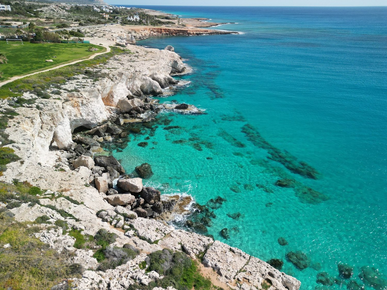 Zonvakantie in oktober 2026: 37 tips waar het nog warm is 2 Turquoise kust van Cyprus bij Ayia Napa
