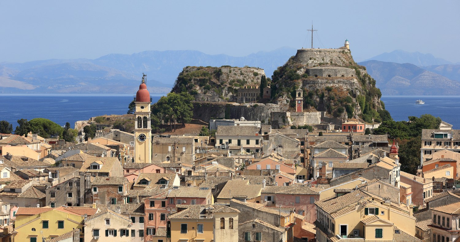 Zonvakantie in oktober 2026: 37 tips waar het nog warm is 8 Oude stad op Corfu