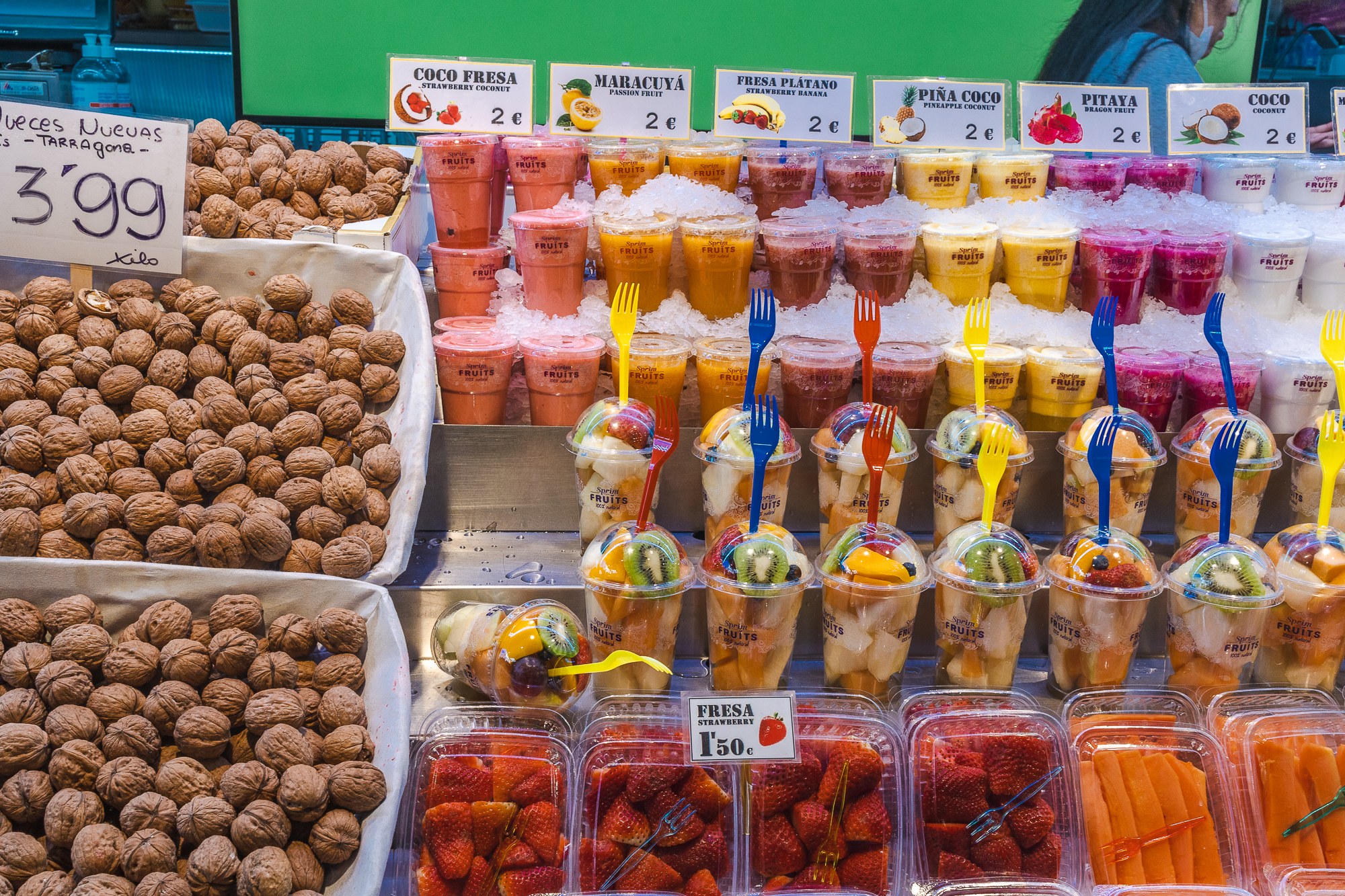 Sagrada Família : 12 conseils à connaître – billets, prix et astuces pour 2026 18 Étals de fruits et de jus frais au marché de La Boqueria