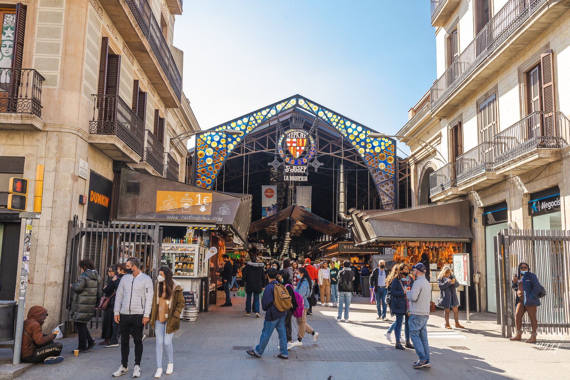 Barcelona za 3 dny: itinerář (+ varianty na 1, 2 a 5 dní) 2 Vstup na tržnici La Boqueria z La Rambly