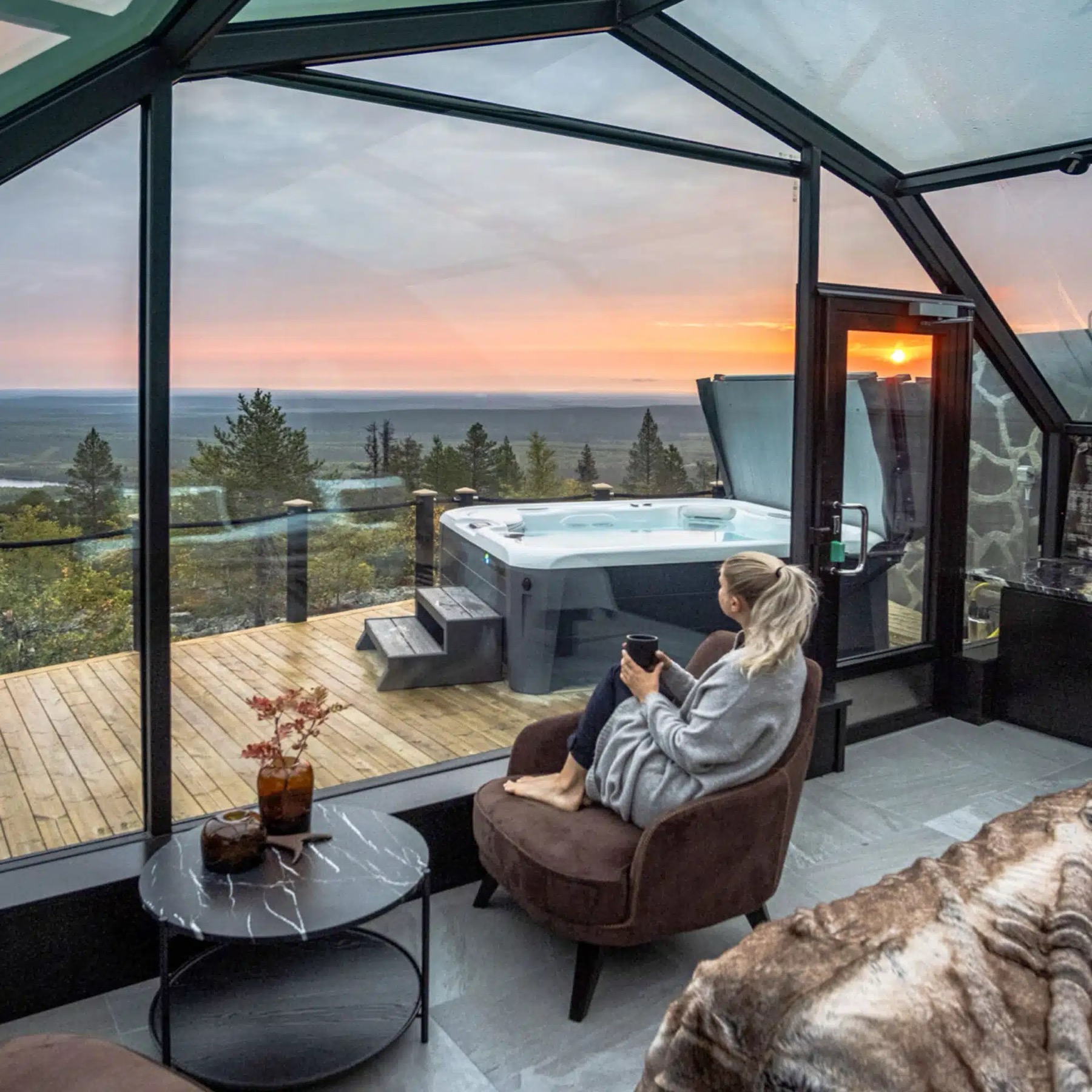 Alojamientos únicos del mundo: 35 lugares para tu bucket list en 2026 12 Interior del iglú de cristal Levin Iglut con jacuzzi