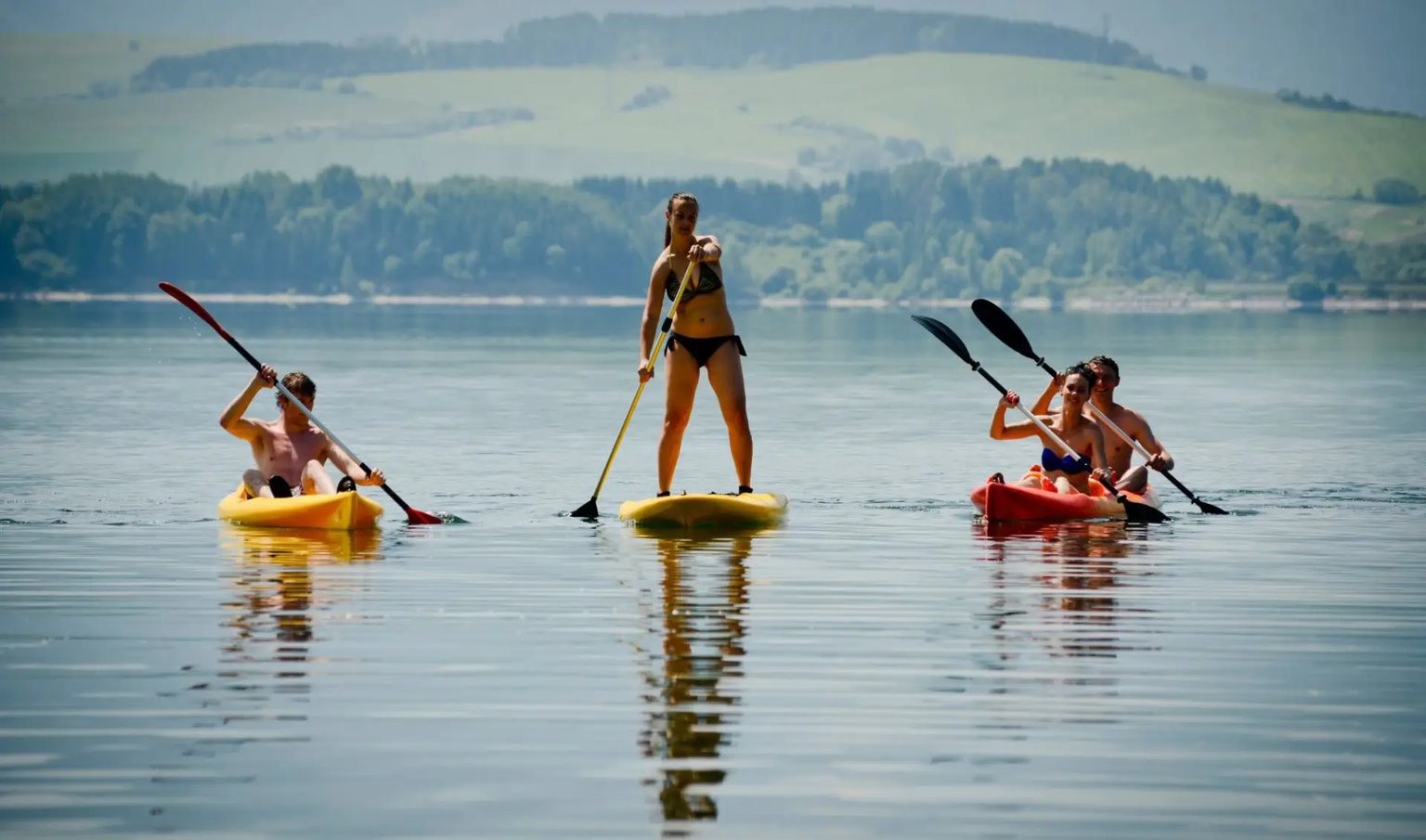 Liptovská Mara: 15 tipů na výlety do okolí + ubytování 3 Paddleboard a kajaky na hladině Liptovské Mary s horami v pozadí