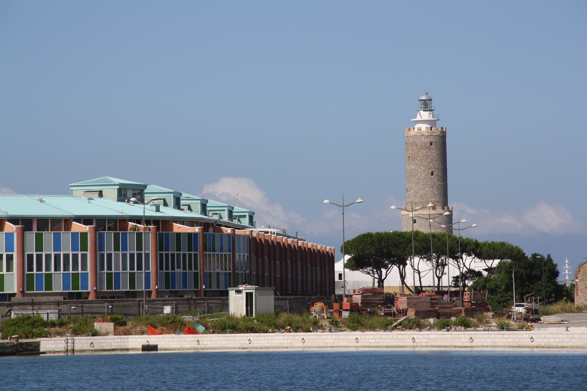 Livorno v Taliansku 2026: 18 tipov, čo vidieť, pláže a street food 24 Trajektový prístav v Livorne, odkiaľ sa pláva na Korziku a Sardíniu