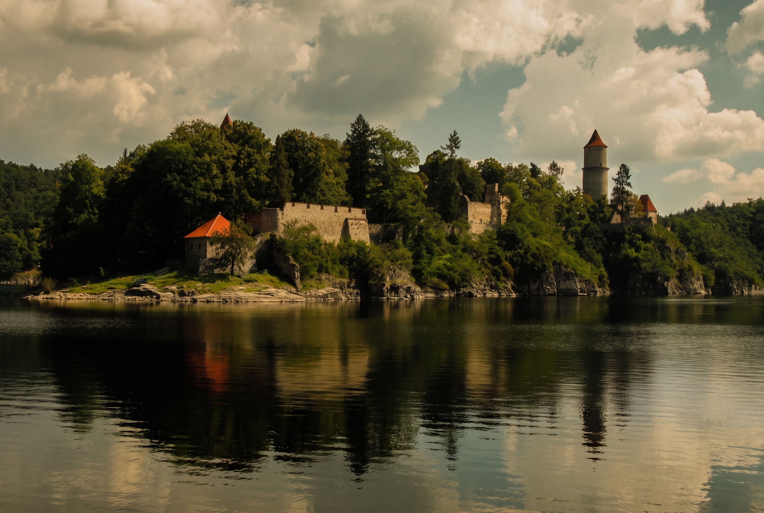 Hrad Zvíkov nad soutokem Vltavy a Otavy