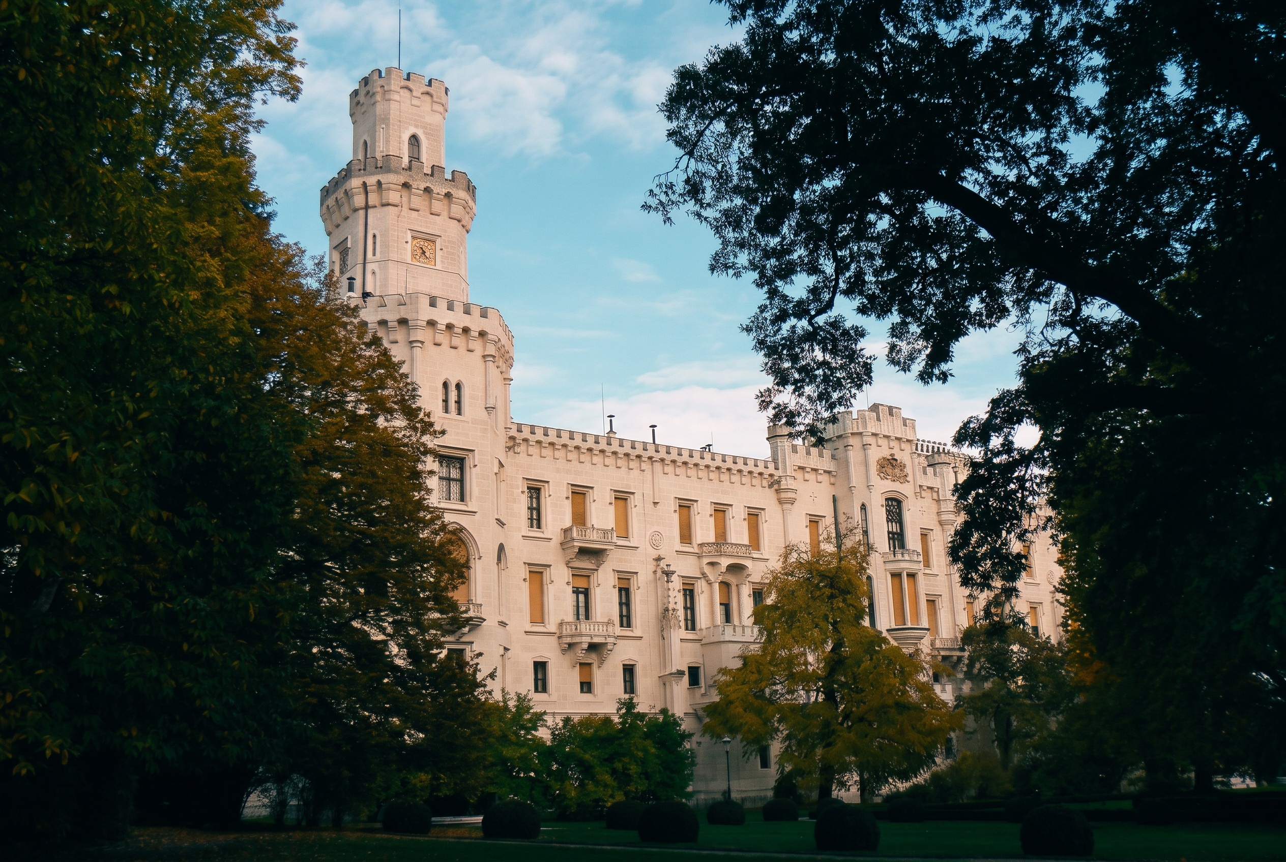 Výlety v okolí Písku: 30 tipů od rodačky na hrady, koupaliště i rozhledny 29 Tudorovská fasáda zámku Hluboká