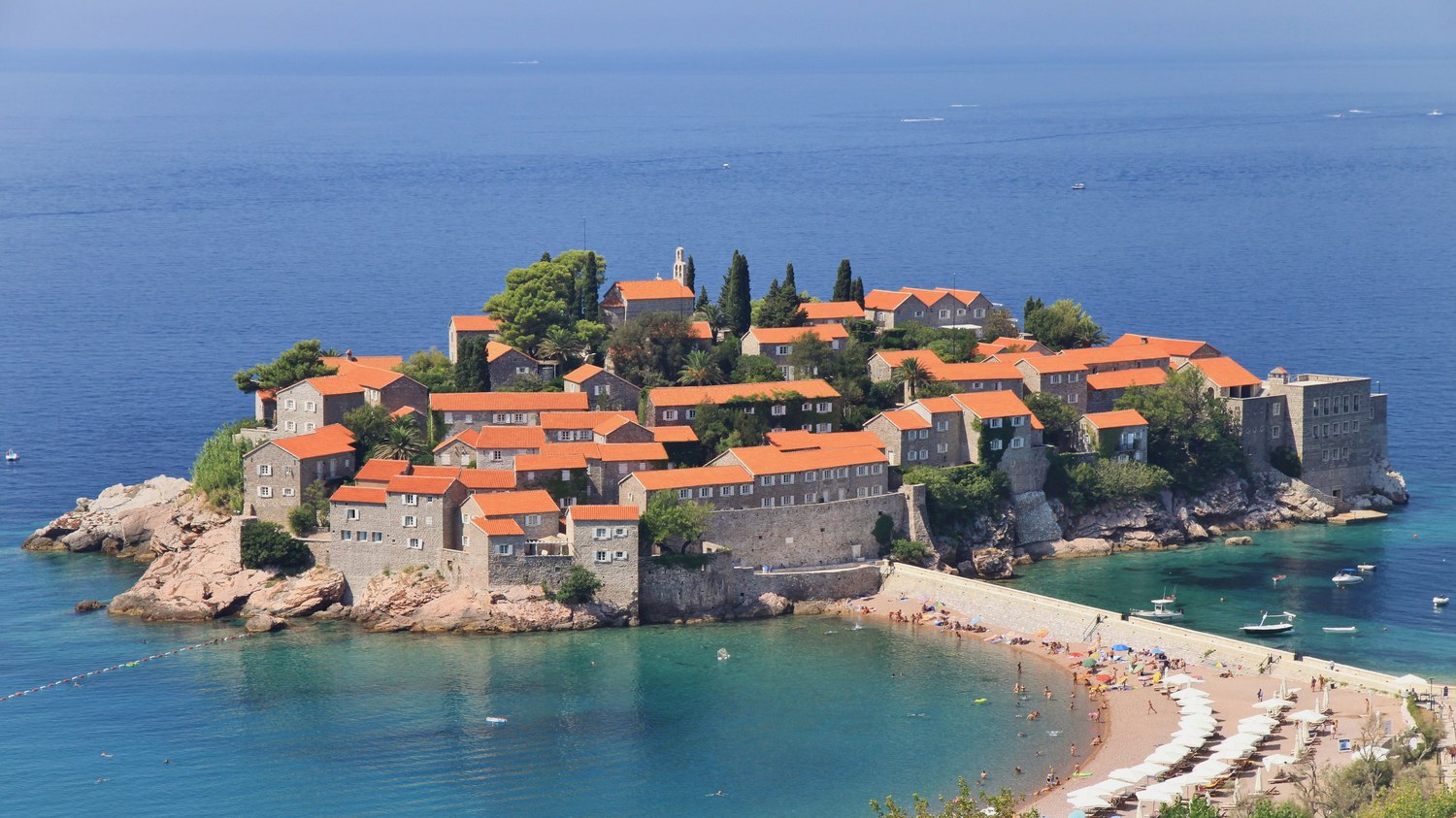 24 parasta matkakohdetta toukokuussa (ei vain rannalle) 28 Sveti Stefan Montenegrossa
