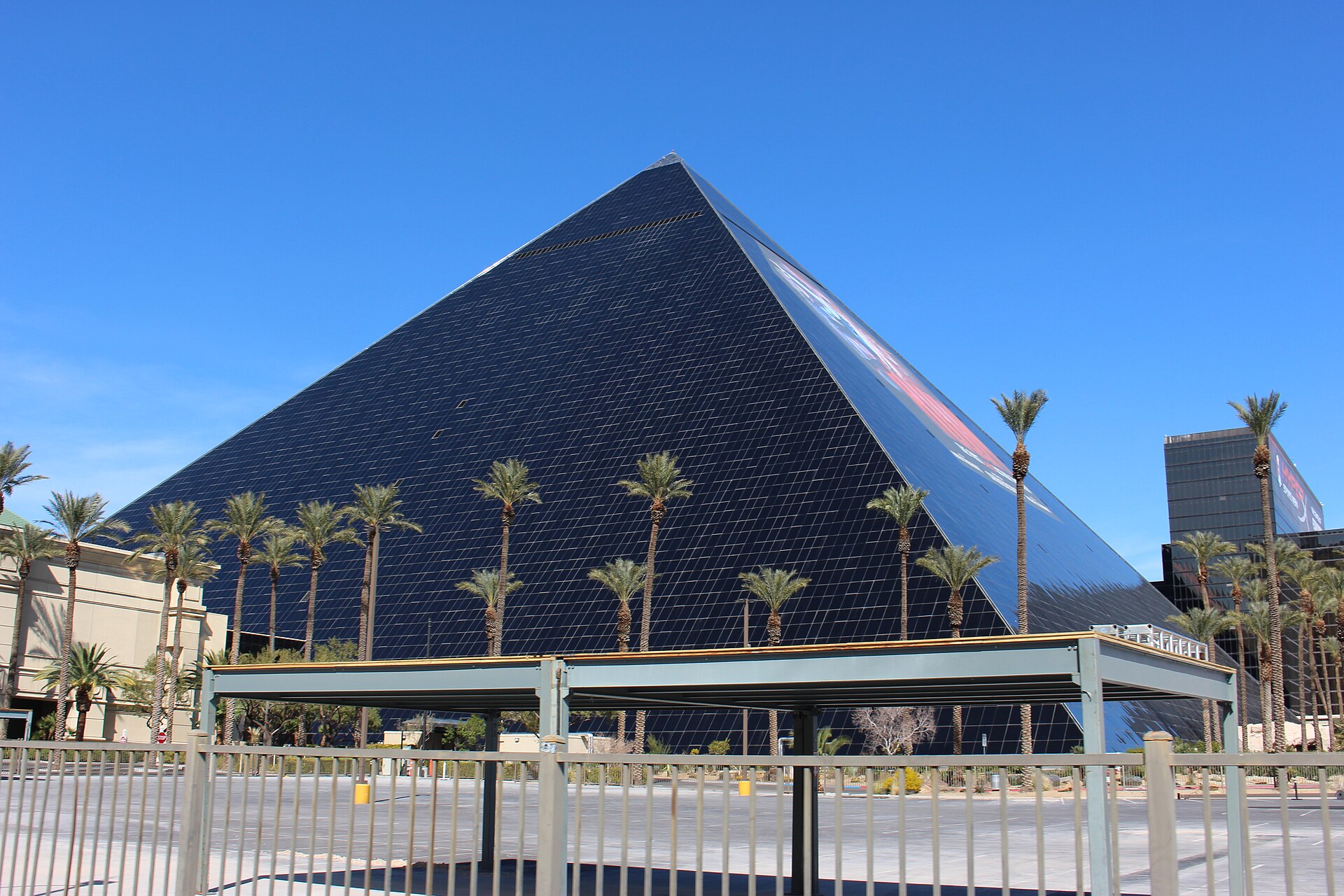 Las Vegas, USA: 29 tipp, mit láss a Stripen túl is 2026-ban 8 A Luxor hotel üvegpiramisa