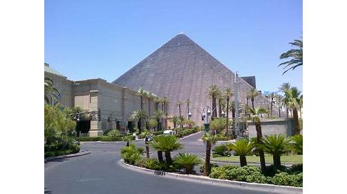 Dónde alojarse en Las Vegas: 22 hoteles y resorts en 2026 19 Hotel Luxor Hotel & Casino