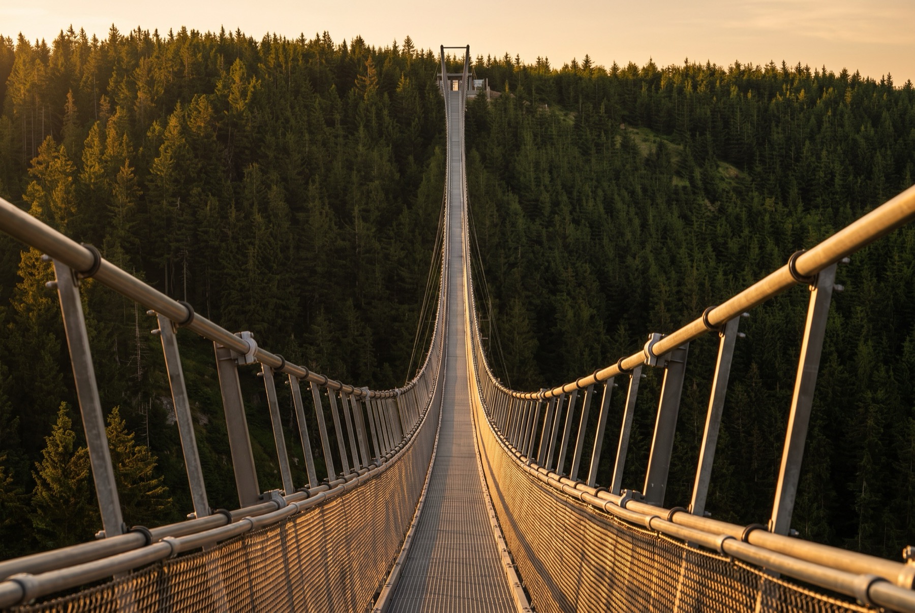 Dolní Morava 2026: 14 tipp, mit láss és csinálj – Sky Bridge, Felhők ösvénye és síelés 1 Sky Bridge 721 függőhíd a Dolní Moraván