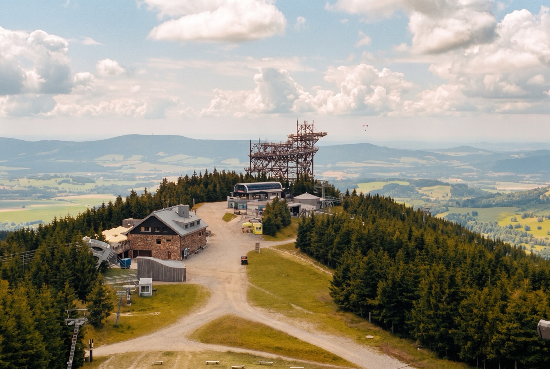 Dolní Morava 2026: 14 tipp, mit láss és csinálj – Sky Bridge, Felhők ösvénye és síelés 3 A Dolní Morava terület madártávlatból