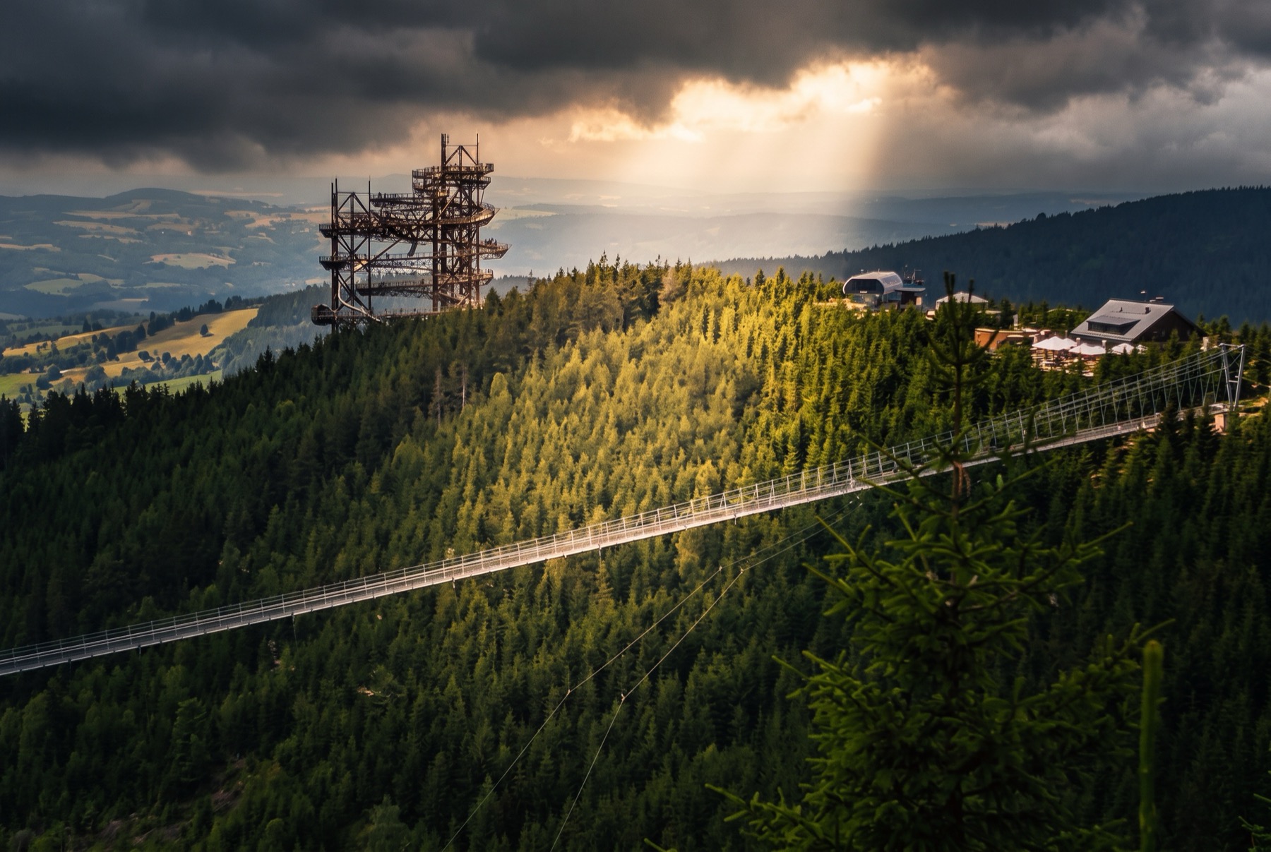 Dolní Morava 2026: 14 tipp, mit láss és csinálj – Sky Bridge, Felhők ösvénye és síelés 5 Sky Bridge 721 a Mlýnický-völgy felett