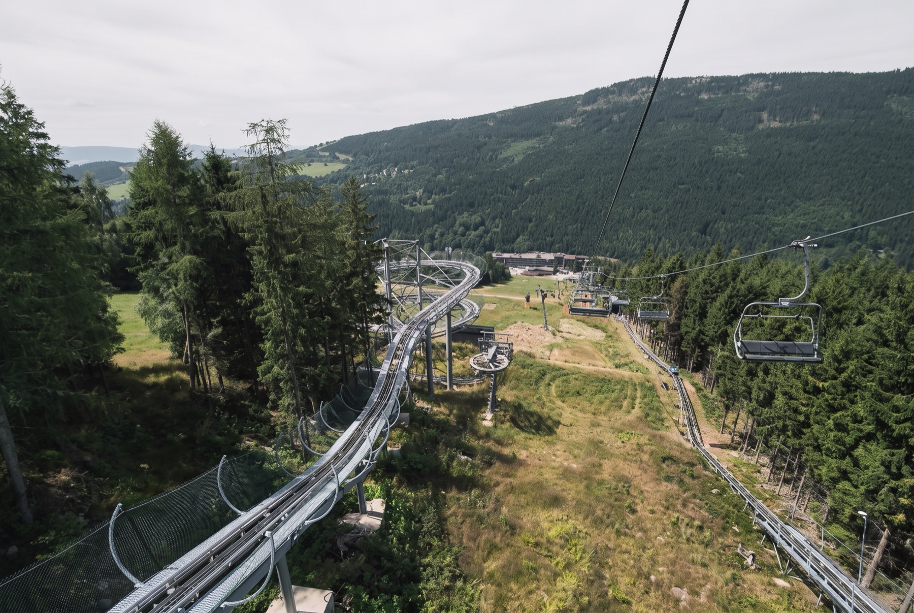 Dolní Morava 2026: 14 tipp, mit láss és csinálj – Sky Bridge, Felhők ösvénye és síelés 12 Bobpálya és lanovka a Dolní Moraván