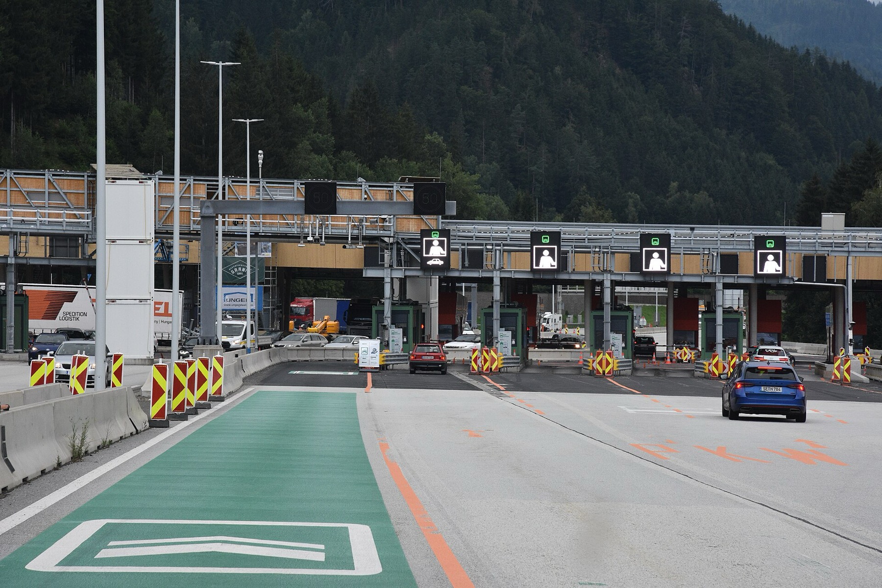 Hinterstoder a Wurzeralm: 12 tipů na nejbližší Alpy – z Česka za 3 hodiny 14 Mýtná stanice na rakouské dálnici
