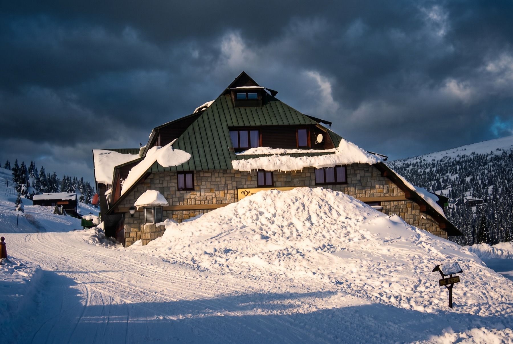 Altvatergebirge im Winter 2026: 14 Tipps, was zu sehen – Praděd, Kouty und Červenohorské sedlo 6 Verschneites Hotel auf der Ovčárna unter dem Praděd