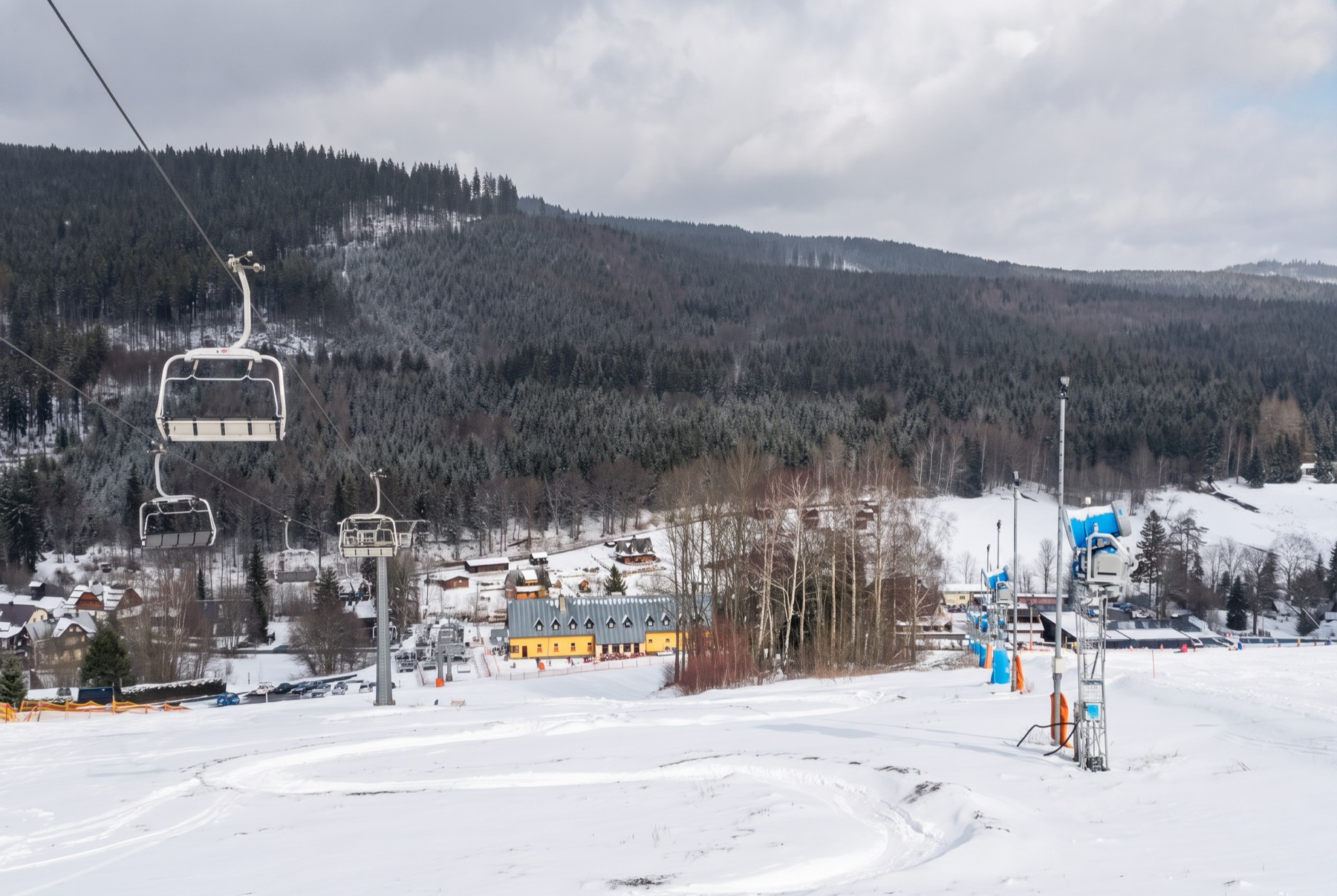 Altvatergebirge im Winter 2026: 14 Tipps, was zu sehen – Praděd, Kouty und Červenohorské sedlo 7 Skipiste der Ski Arena Karlov