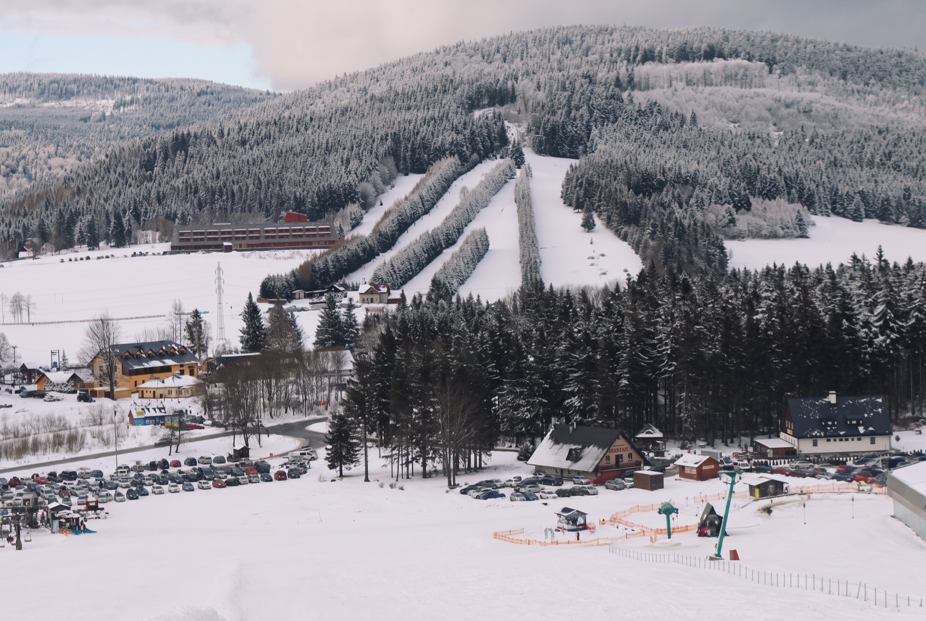 Altvatergebirge im Winter 2026: 14 Tipps, was zu sehen – Praděd, Kouty und Červenohorské sedlo 11 Skigebiet Ramzová aus der Höhe