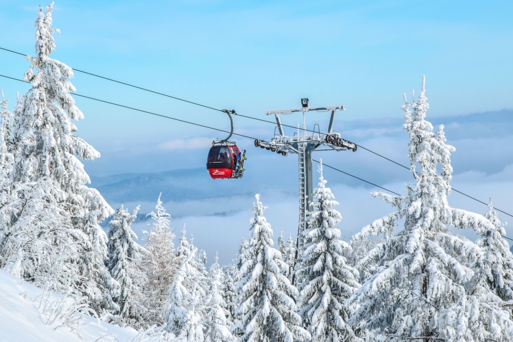 Skifahren in Tschechien 2026: 14 beste Skigebiete und Skipässe 3 Kasse und Einstieg zur Seilbahn im tschechischen Skigebiet