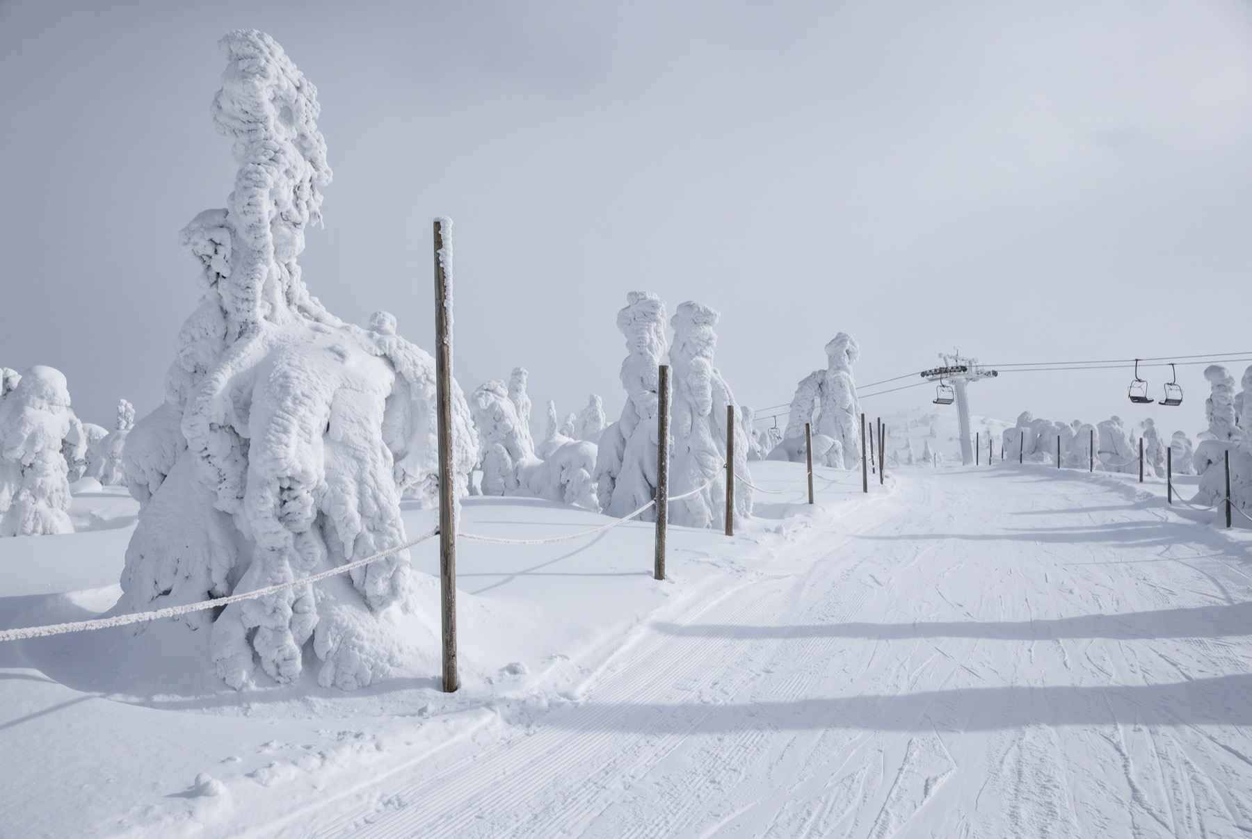 Riesengebirge und Isergebirge ohne Massen 2026: 14 Tipps statt Spindlermühle 6 Vereiste Bäume am Lift auf dem Lysá hora