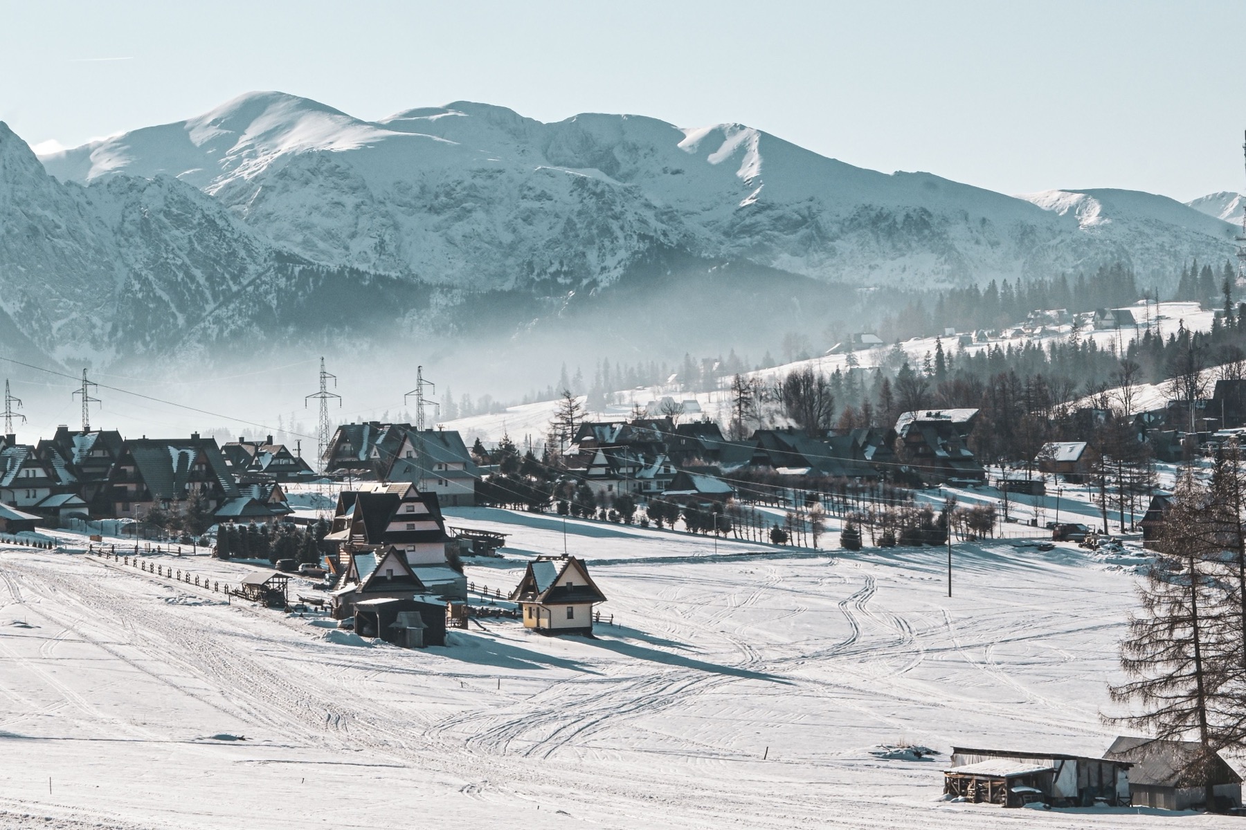 Skifahren in der Slowakei 2026: 14 Tipps und alles, was du wissen solltest 2 Winterliches Vorgebirge der Tatra mit Holzhäusern
