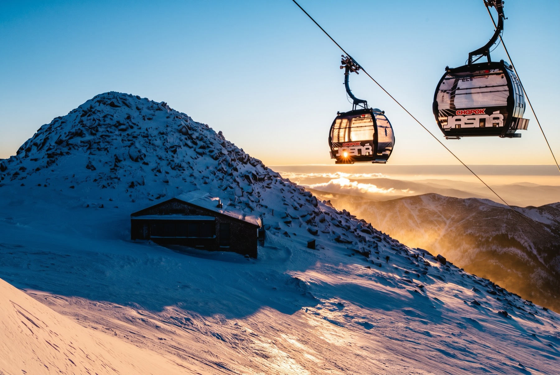 Skifahren in der Slowakei 2026: 14 Tipps und alles, was du wissen solltest 8 Gondeln der Seilbahn zum Chopok in Jasná