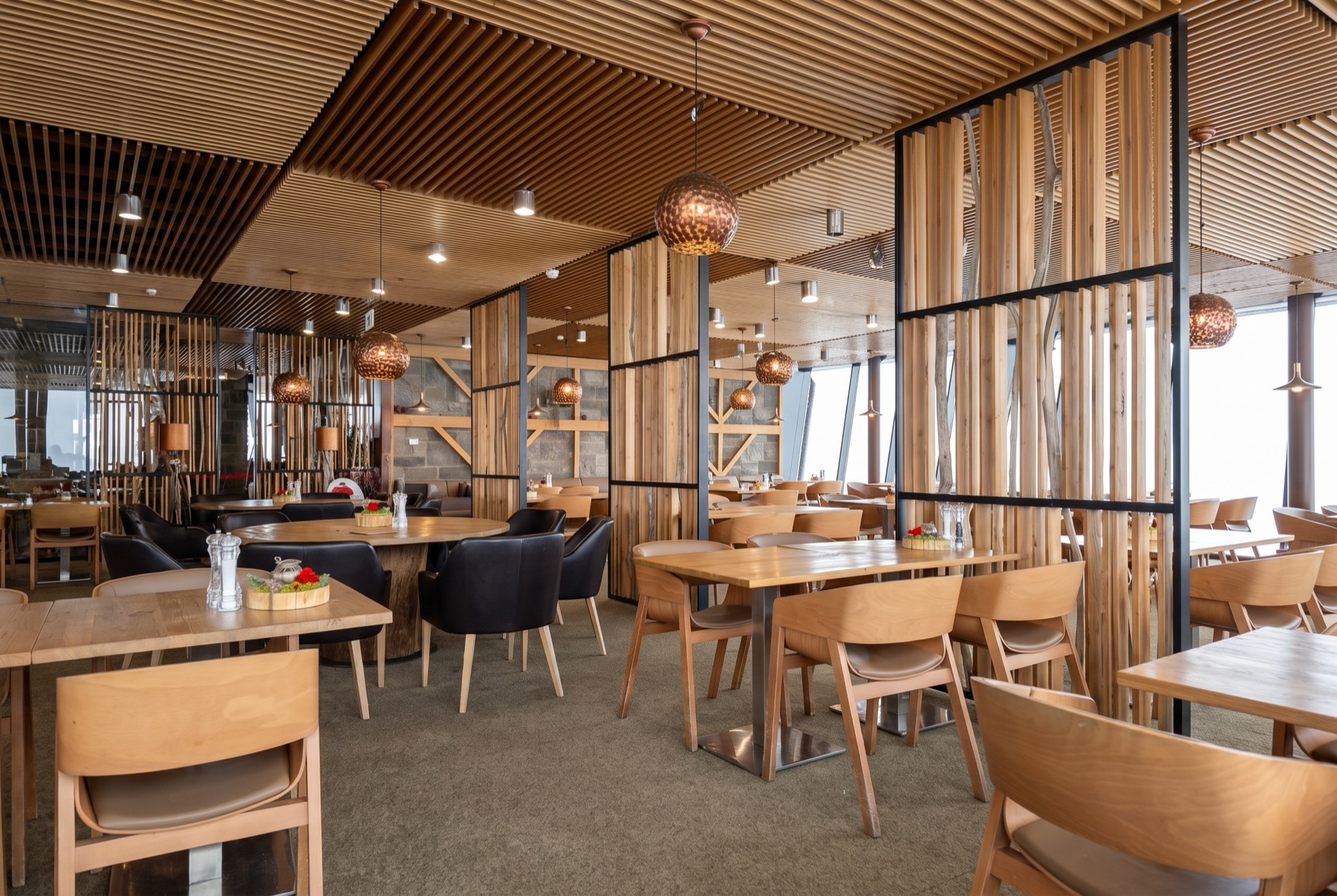 Skifahren in der Slowakei 2026: 14 Tipps und alles, was du wissen solltest 9 Interieur des Bergrestaurants am Chopok