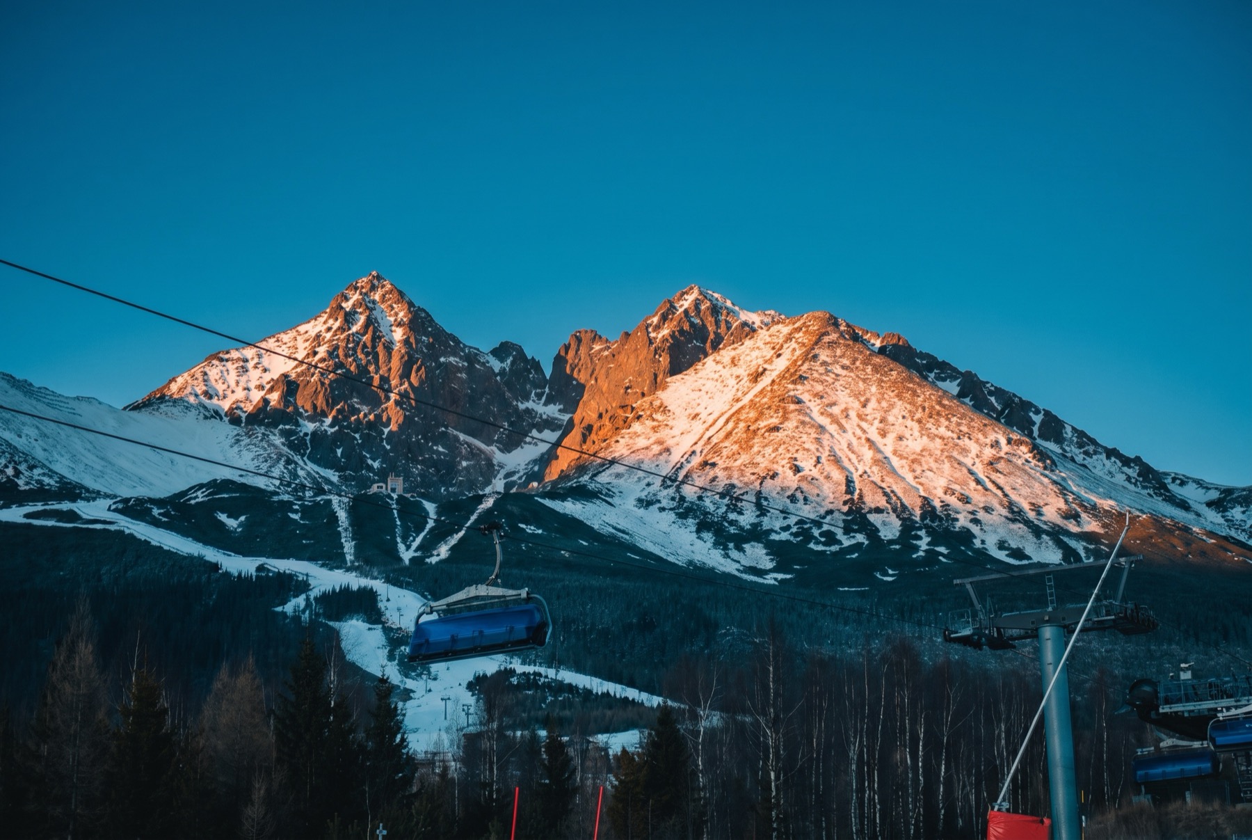 Skifahren in der Slowakei 2026: 14 Tipps und alles, was du wissen solltest 11 Lomnický štít über den Pisten von Tatranská Lomnica
