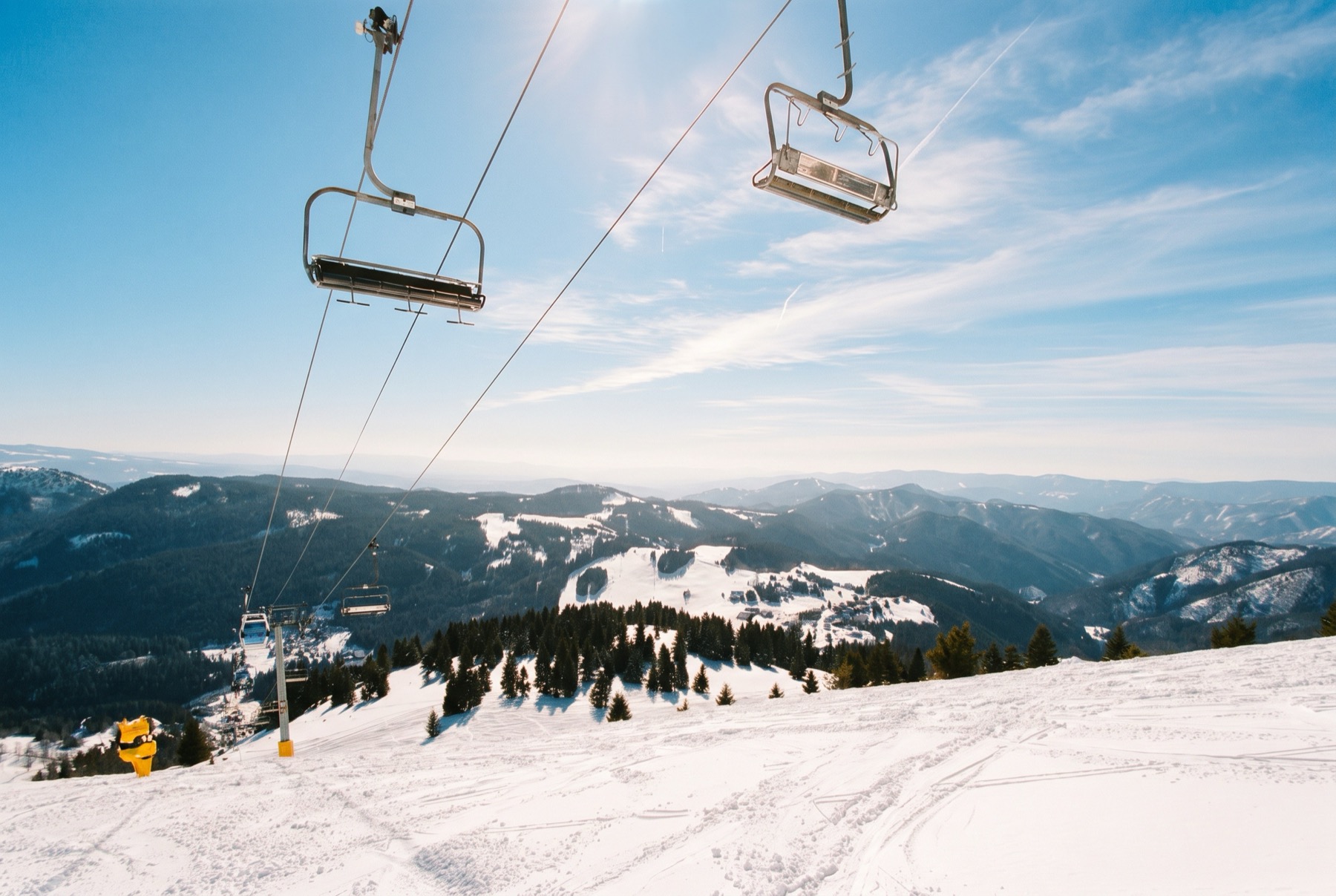 Skifahren in der Slowakei 2026: 14 Tipps und alles, was du wissen solltest 16 Sesselbahn über Piste in Donovaly