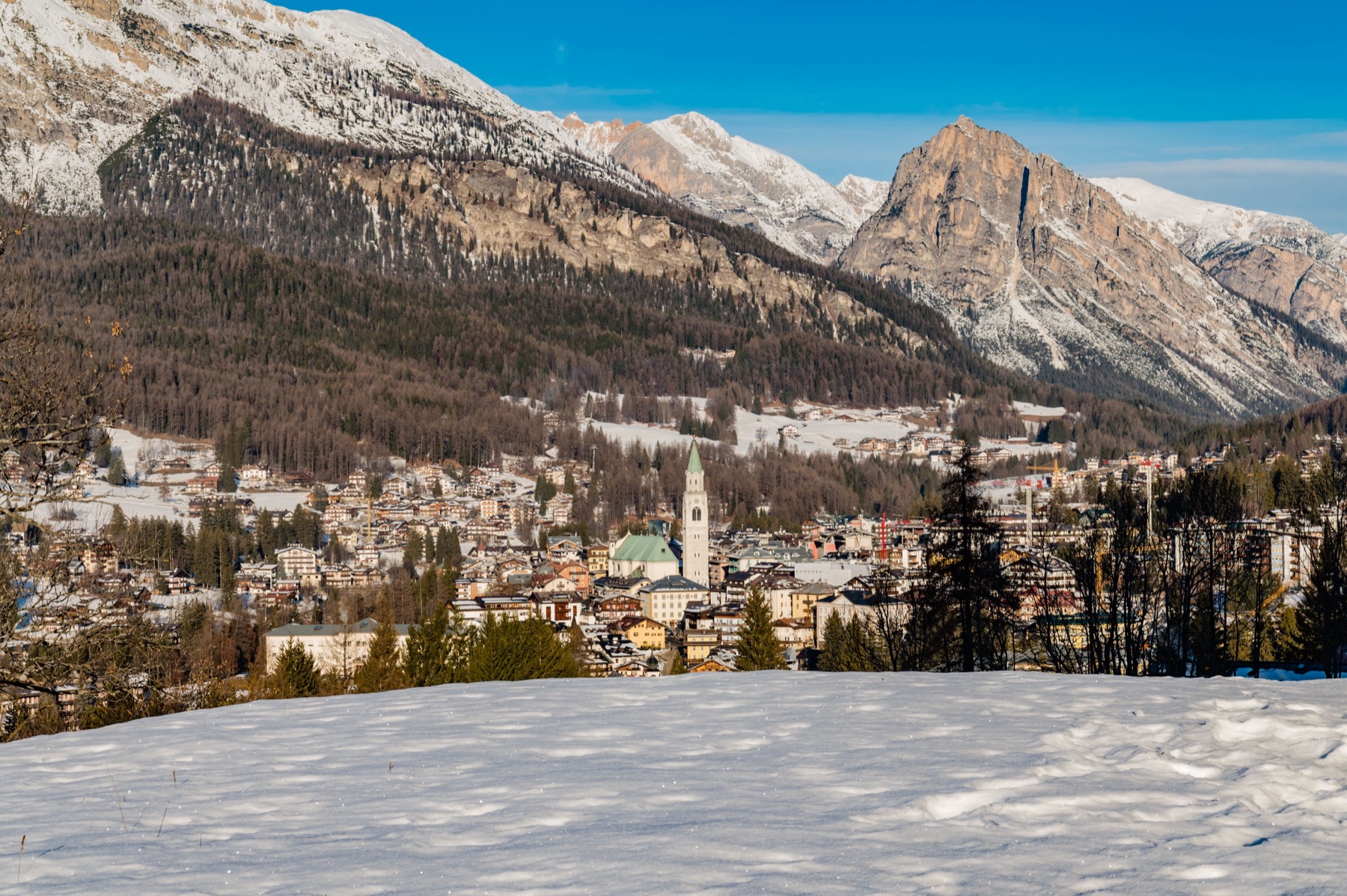 Skiing in Italy 2026: 14 Tips for the Dolomites, Livigno & Superski 5 Cortina d'Ampezzo