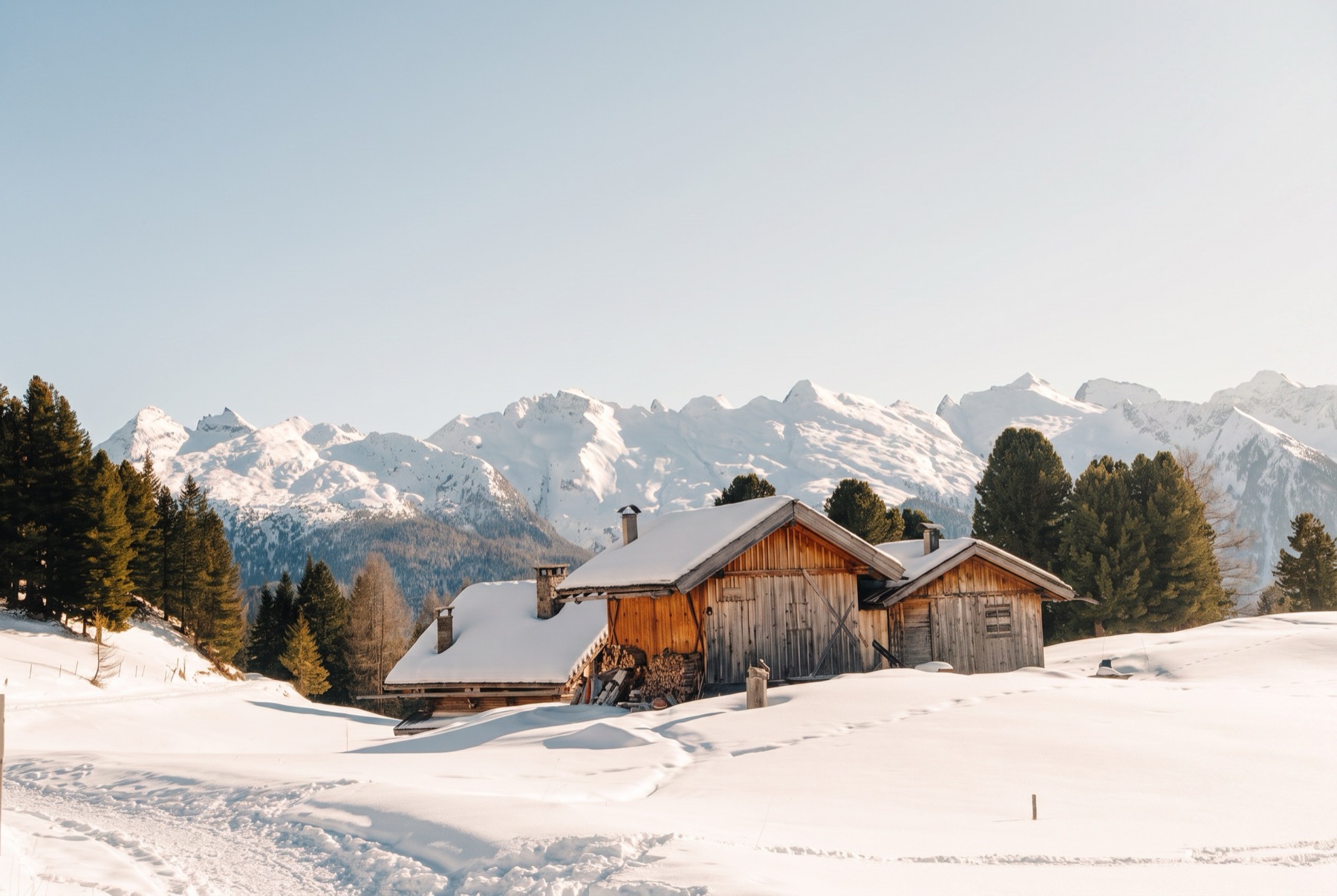 Skiing in Italy 2026: 14 Tips for the Dolomites, Livigno & Superski 15 Snow-covered huts in Val di Fiemme