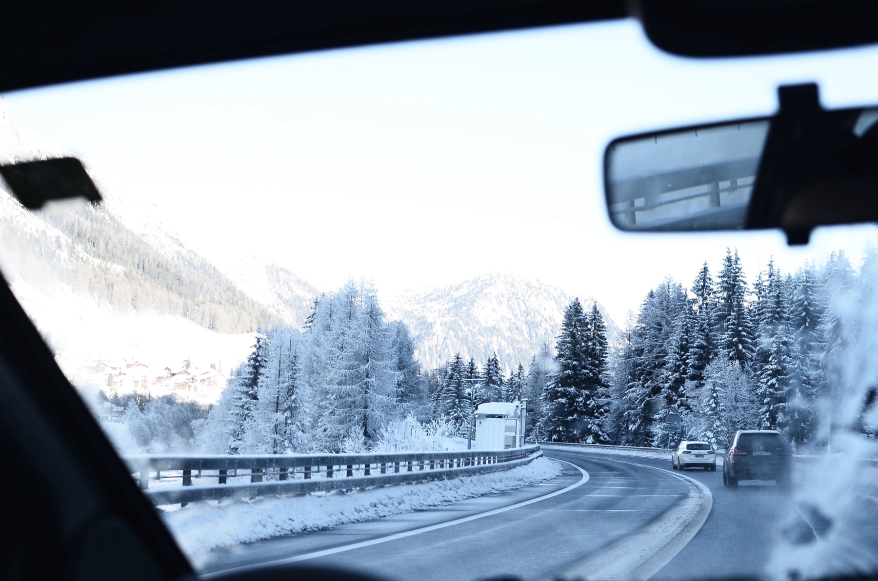 Skiing in Italy 2026: 14 Tips for the Dolomites, Livigno & Superski 19 Winter drive to the Italian Alps