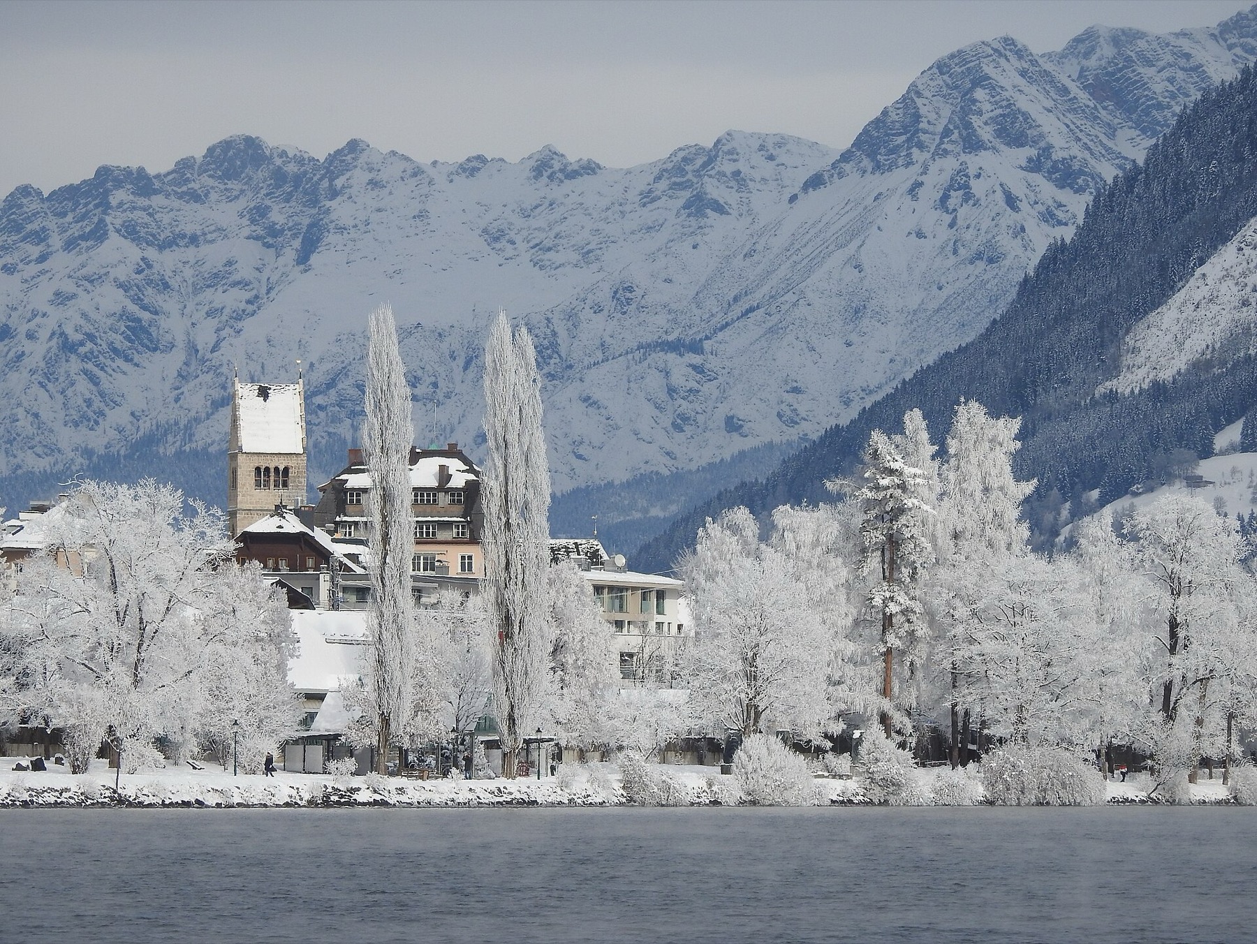 Skifahren in Österreich: 20 Top-Skigebiete und Skipass-Preise 2026 1 Zell am See mit See im Winter