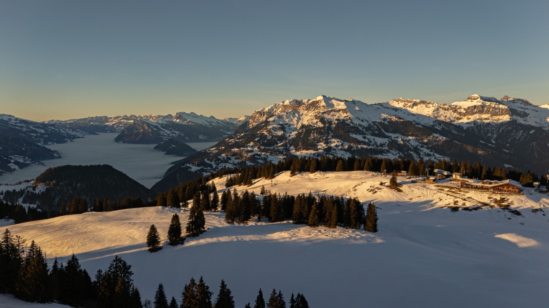 Skifahren in Österreich: 20 Top-Skigebiete und Skipass-Preise 2026 4 Hotel an der Piste in den österreichischen Bergen