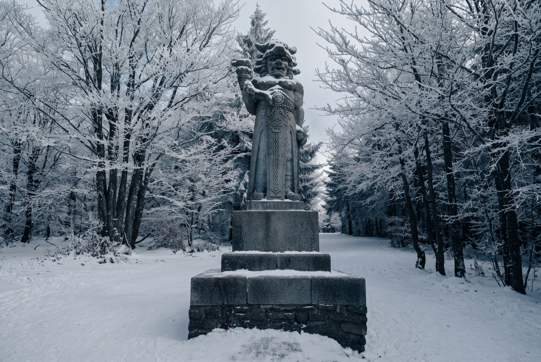 Pustevny y Beskydy en invierno: 14 cosas que ver y hacer en 2026 14 Estatua de Radegast en el bosque helado