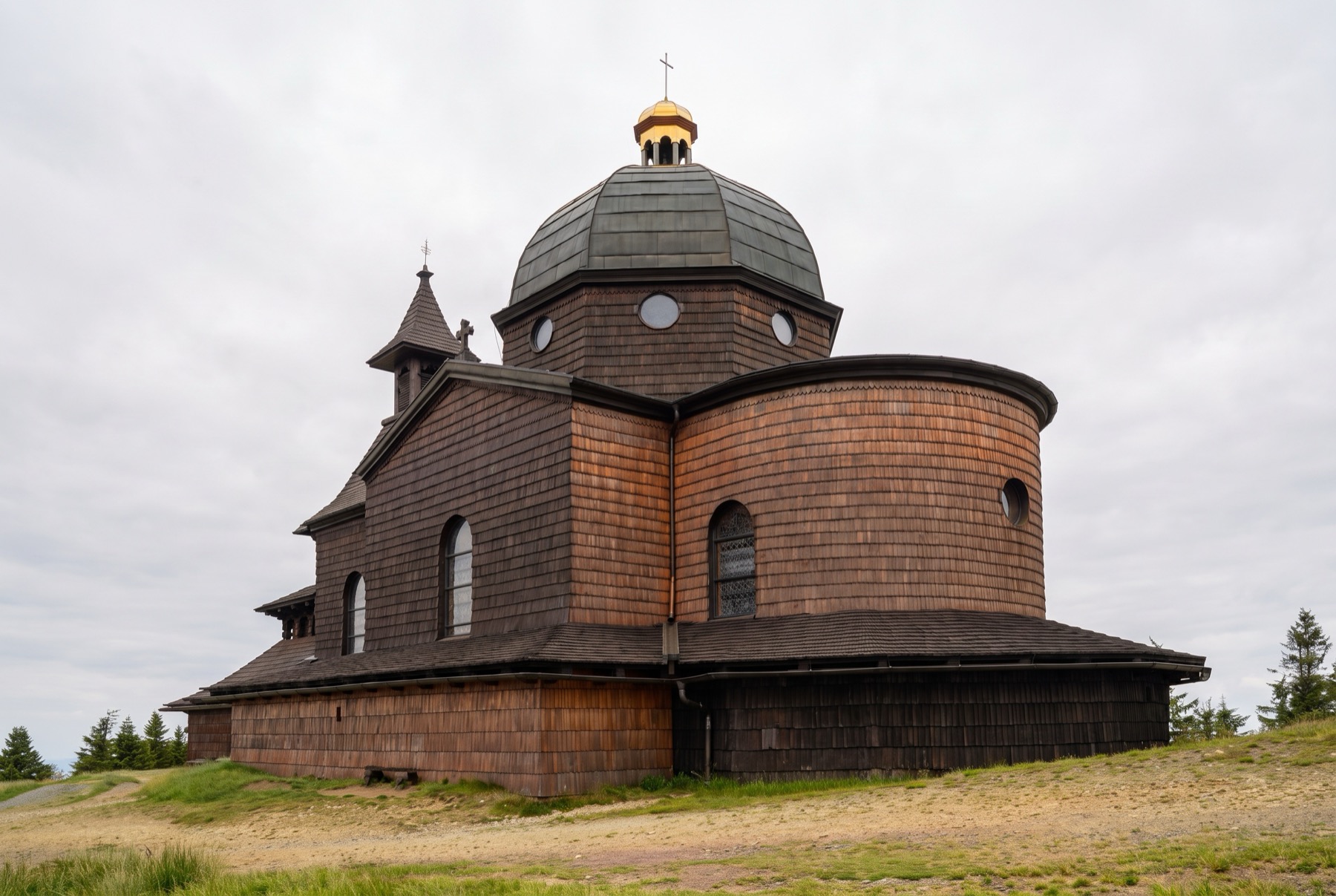 Pustevny y Beskydy en invierno: 14 cosas que ver y hacer en 2026 15 Capilla de madera en la cima de Radhošť
