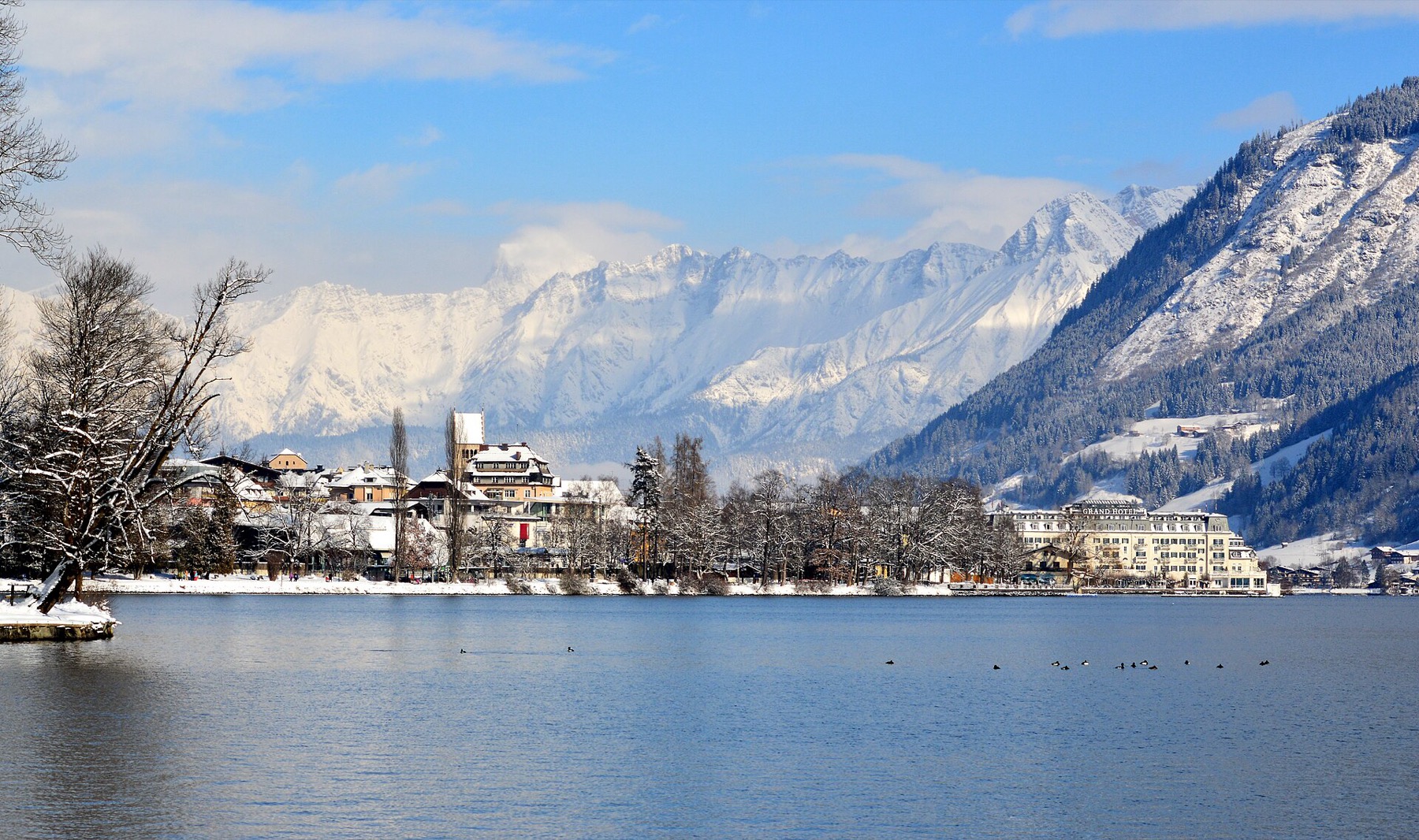 Zell am See a Kaprun, Rakousko: 14 tipů na lyžování u jezera i na ledovci 1 Zell am See u zamrzlého jezera v zimě