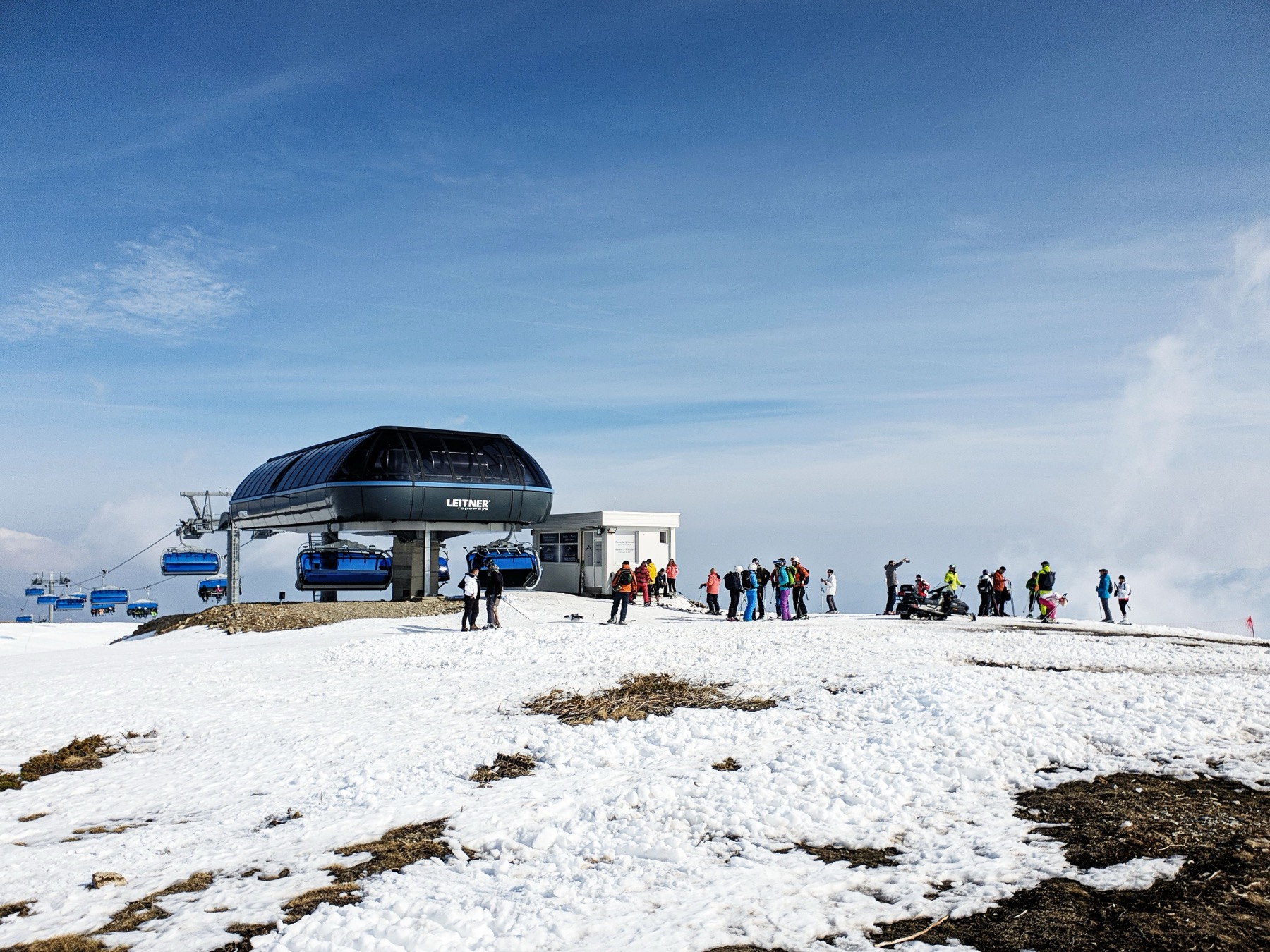 Zell am See a Kaprun, Rakousko: 14 tipů na lyžování u jezera i na ledovci 13 Nástupní stanice lanovky ve středisku
