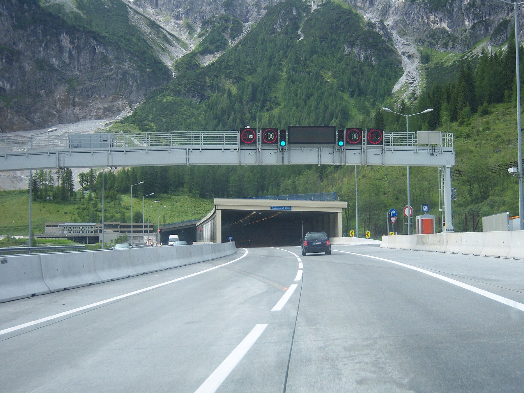 Zell am See a Kaprun, Rakousko: 14 tipů na lyžování u jezera i na ledovci 16 Tauernský tunel na dálnici A10